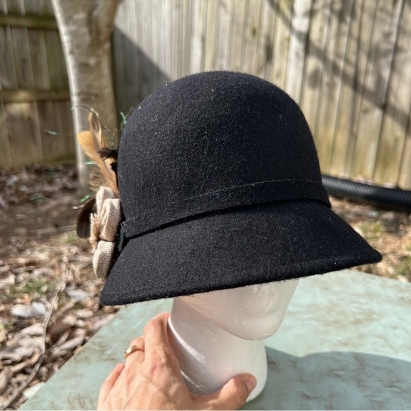 WOMEN'S black wool bucket hat with feather flower on a side one size - Picture 9 of 9